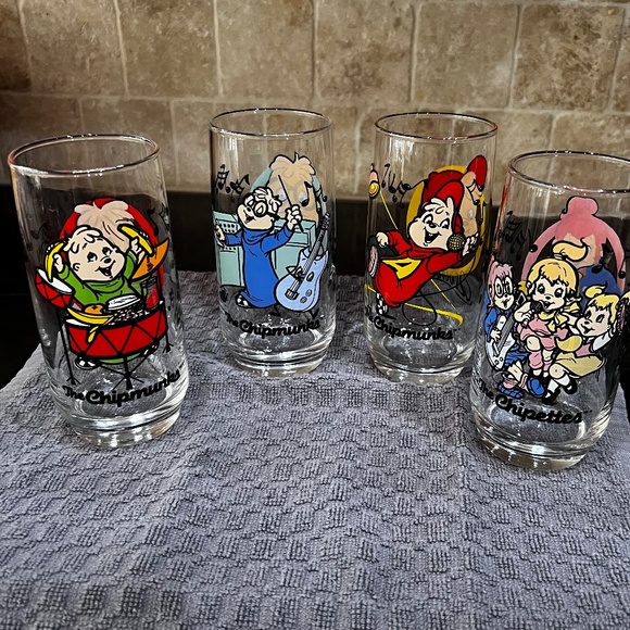 Vintage set of 4 1985 Hardees Chipmunk Glasses - Picture 2 of 6